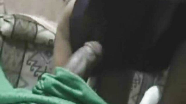 Visoka definicija :  Tamnokosa beba nevinog izgleda istrošena na kameri XXX videos 