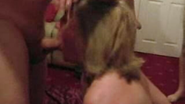 Visoka definicija :  Tinejdžer s karamelnom kosom u ružičastom se puni kurac XXX videos 